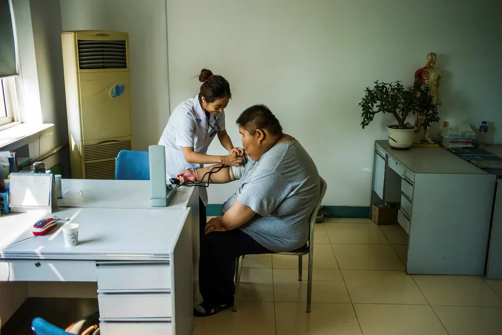 Diabetes er blitt en folkesykdom i Kina. På bildet tar en sykepleier blodtrykket på en overvektig ungdom i forbindelse med en treningsopphold på et «slankesykehus» i havnebyen Tianjin. Foto: Fred Dufour/AFP photo/NTB scanpix