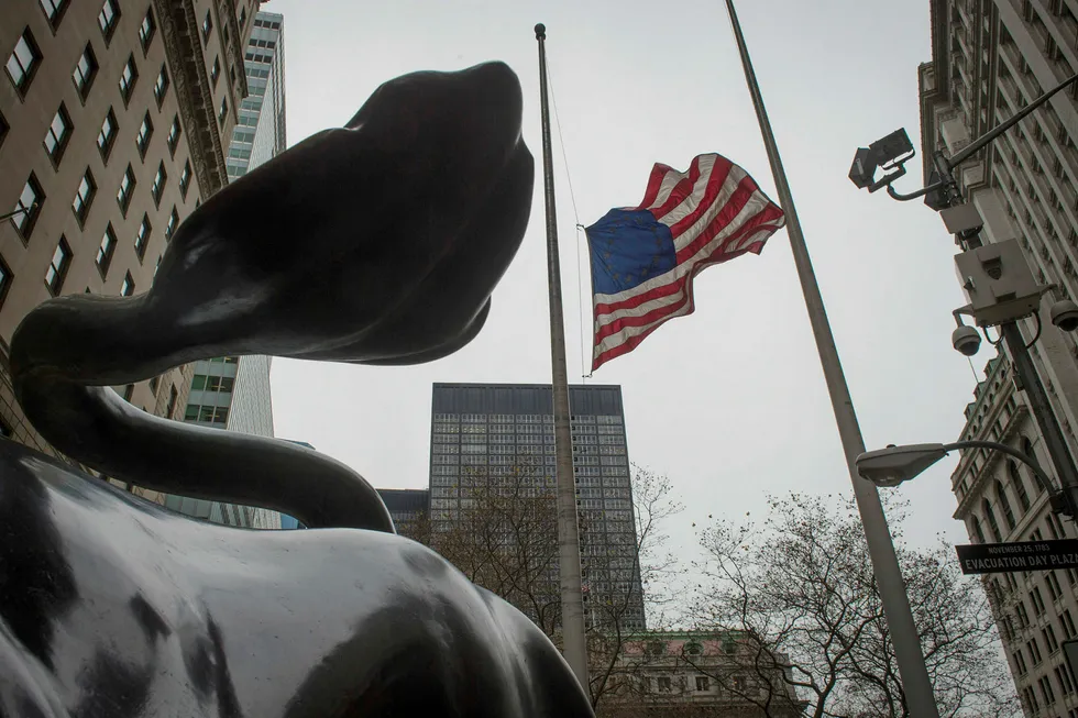 Halen på okse-skulpturen utenfor New York-børsen på Wall Street vaier i et sterkt marked i dag, 8 . desember. Senator John Glenn, den første amerikanske astronauten som gikk i bane rundt jorden, døde torsdag, 95 år gammel. Foto: BRYAN R. SMITH