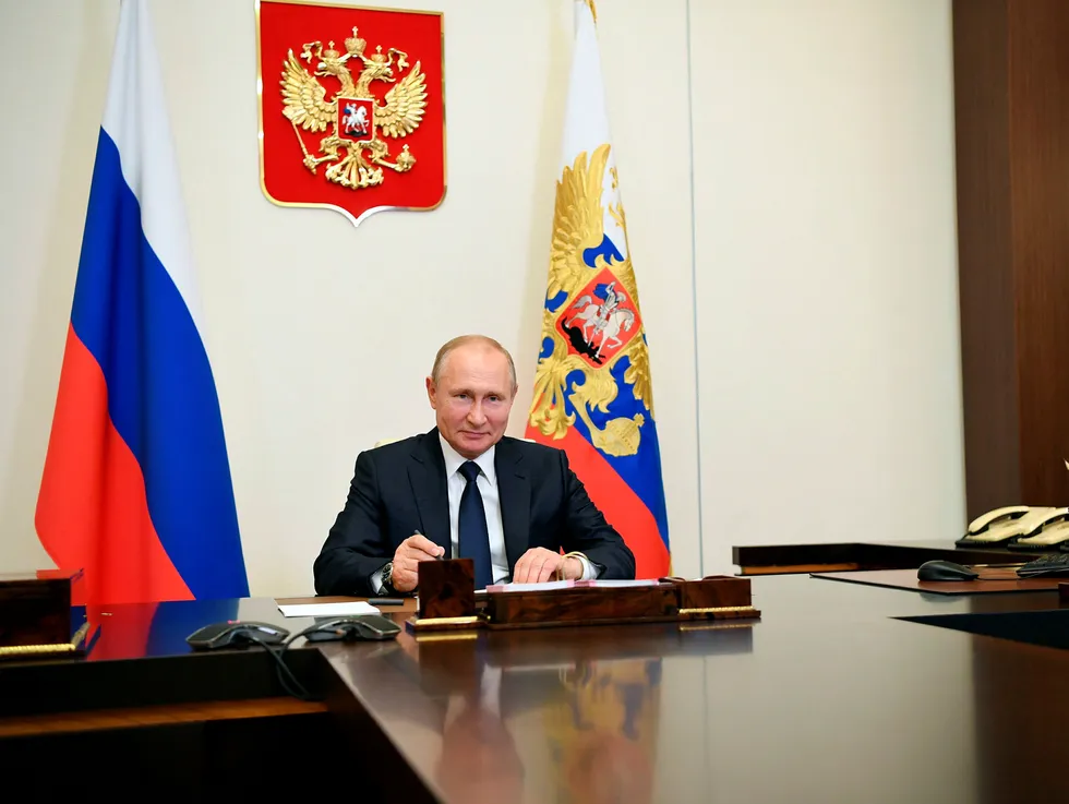 Russlands president Vladimir Putin på kontoret i presidentresidensen i Novo-Ogarjovo utenfor Moskva mandag.