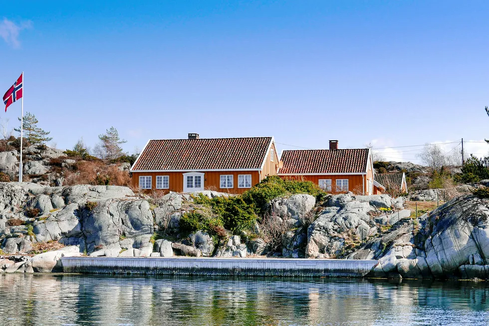 Eiendomsmilliardær Jonas Ramm har kjøpt en 17 mål stor strandeiendom på Stuttsholmen i Kragerø for 29,9 millioner kroner.