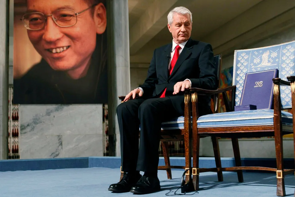 En tildeling kan få storpolitiske konsekvenser. Det er prisen til Liu Xiaobo i 2010 et eksempel på. Her leder av Nobelkomiteen Thorbjørn Jagland under seremonien i Oslo rådhus i 2010.