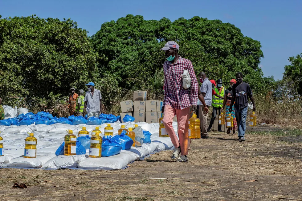 Matvarehjelp fra FNs World Food Programme (WFP) for internflyktninger i Cabo Delgado-provinsen i Pemba i Mosambik,