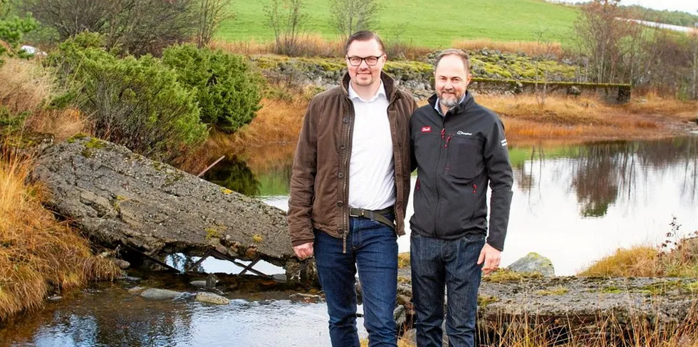 Kjell Håkon Strøm og Jøran Burø ved det over 60 år gamle settefiskanlegget til Kjells gammelonkel Dagfinn Strøm.