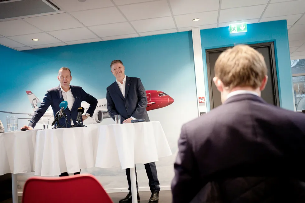 Styreleder Niels Smedegaard (tv) presenterte Jacob Schram som ny Norwegian-sjef under pressekonferanse på Fornebu.