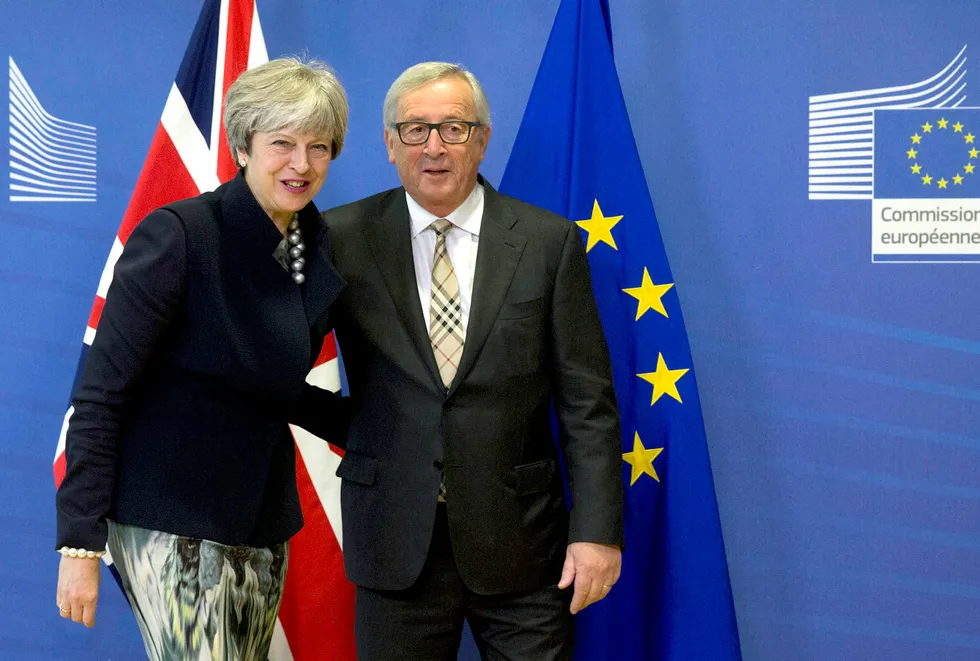 Storbritannias statsminister Theresa May møtte president Jean-Claude Juncker i Europakommisjonen i brexit-forhandlinger i dag. Foto: Virginia Mayo/AP/NTB Scanpix