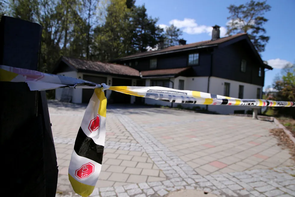 Politiet har sperret av Sloraveien 4 på Lørenskog. Selv om Tom Hagen er løslatt, får han ikke flytte hjem.