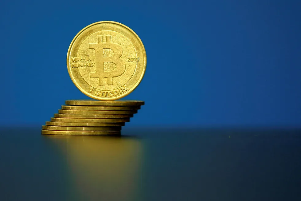 Et illustrasjonsbilde av en bitcoin i Paris. Ifølge en ekspert må den digitale valutaen øke kraftig i verdi fremover for å bli sett på som legitim. Foto: Benoit Tessier/Reuters/NTB scanpix