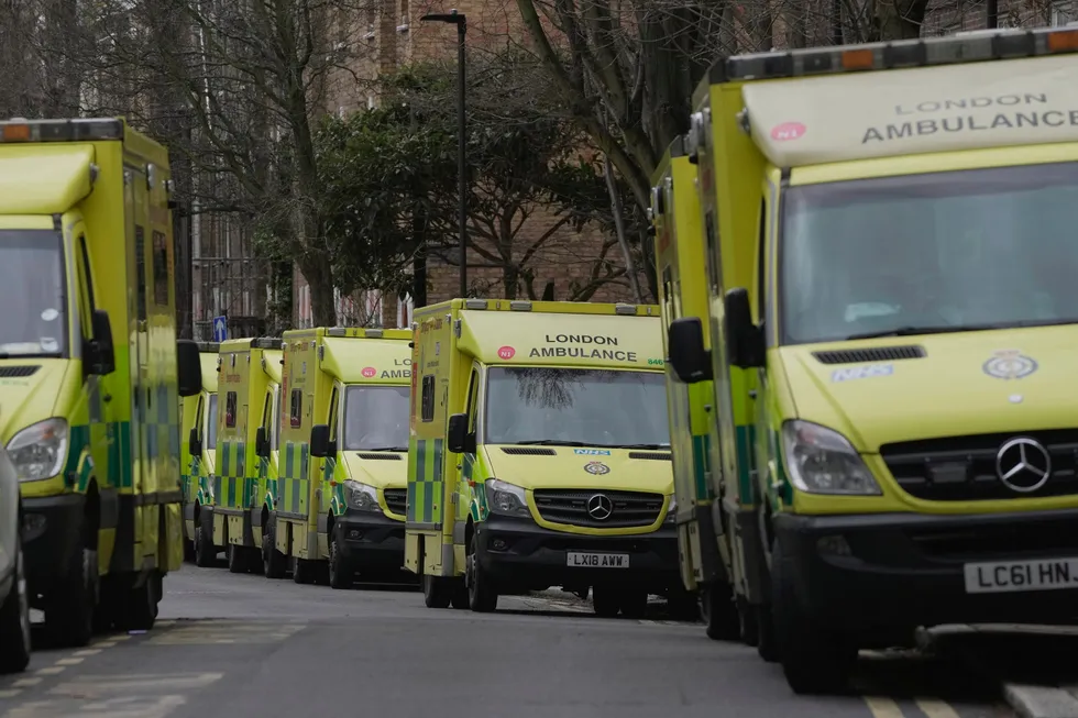Parkerte ambulanser under streik i London 11. januar.
