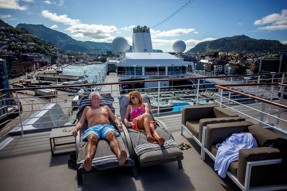 Belinda (59) og Robert Stone (64) fra London er på cruise med luksusskipet «Azamara Journey», RCLs «boutiquehotell» til sjøs. Skipet har ni dekk, tar 692 passasjerer og har et crew på 408, og er i disse dager på en 17 dager lang tur opp og ned langs kysten i Norge. Her nyter ekteparet en solfylt dag i Bergen.