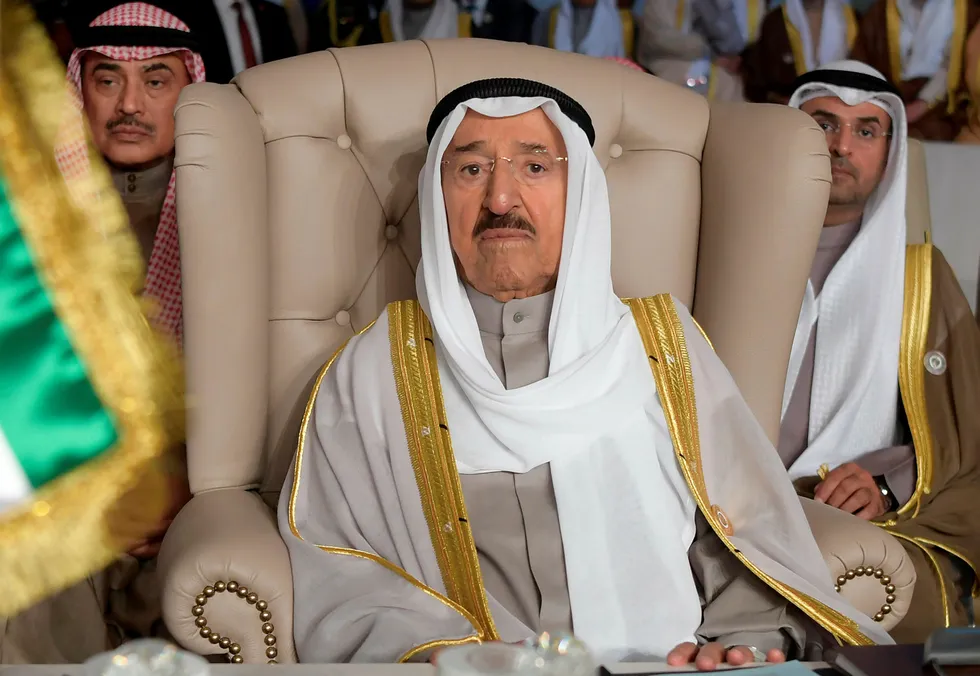 Kuwaits emir Sabah al-Ahmad Al-Sabah fotografert under at arabisk toppmøte i Tunisia i fjor.