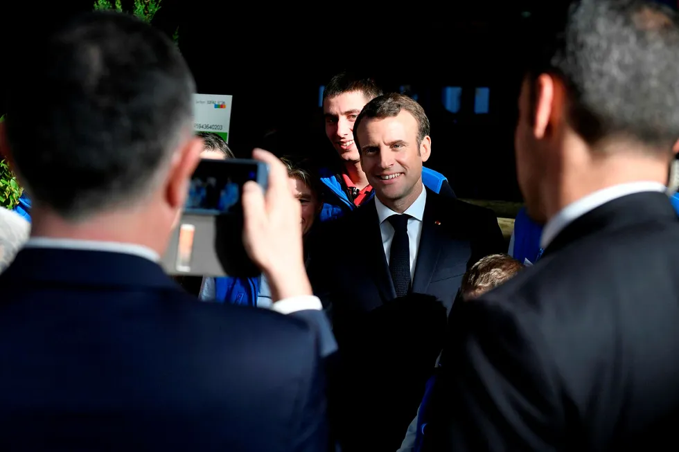 Frankrikes president Emmanuel Macron er på jordbrukskonferanse i Paris.