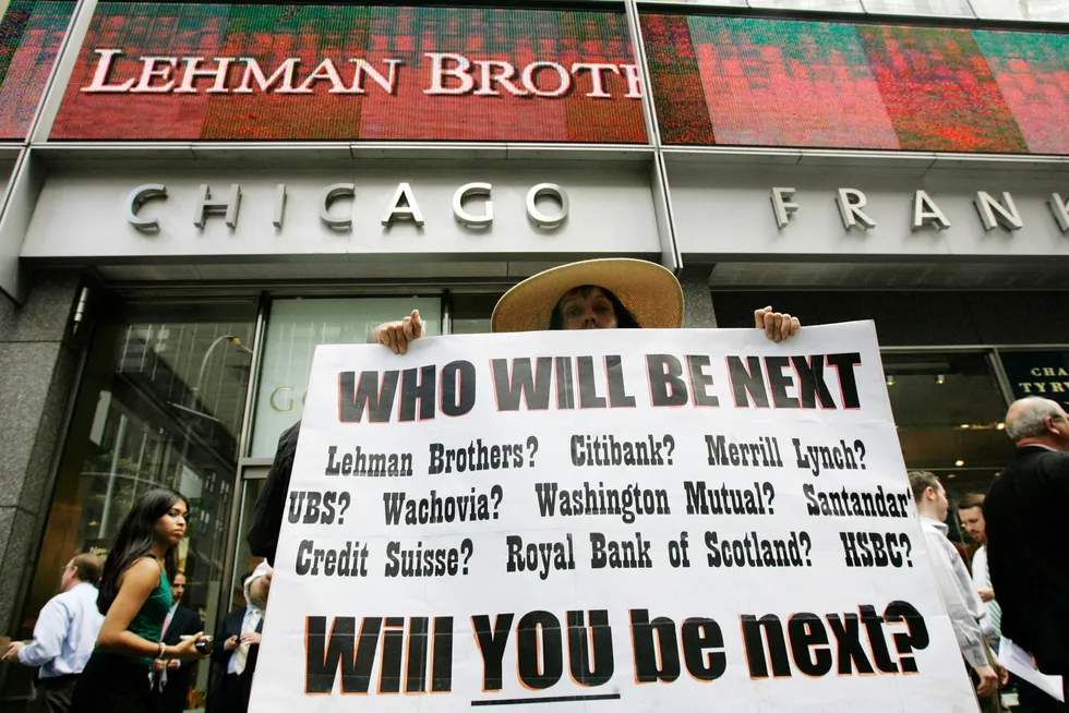 Mandag 15. september 2008 ble jeg kapitalforvalter, skriver Anette Hjertø. Bildet er tatt samme dag utenfor hovedkvarteret i banken Lehman Brothers, som da gikk til skifteretten og ba om konkursbeskyttelse.