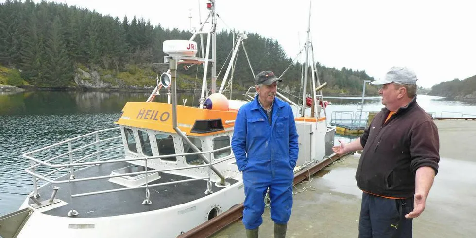 FAST FISK: Linefisker Bjørn Strømsnes (til venstre) er en av Leif Bognøys faste fiskere som leverer lokalfanget fersk fisk til fiskemottaket. Foto: Ole Erik Klokeide