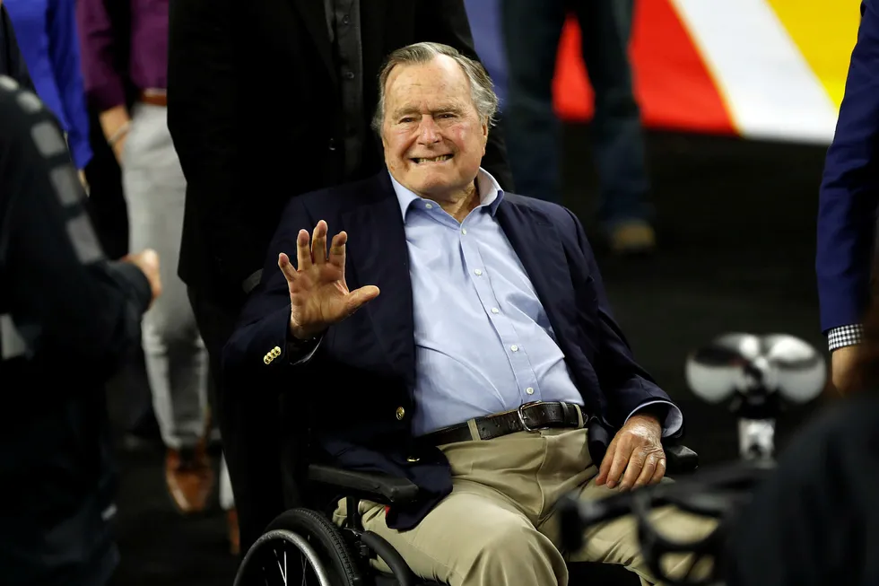 Tidligere president George H. W. Bush har skrevet brev til Donald Trump og forklart hvorfor han ikke kan være til stede på insettelsesseremonien. Foto: David J. Phillip/AP photo/NTB scanpix