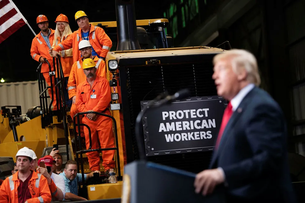 Arbeidere i US Steel jublet da president Donald Trump besøkte dem i sommer. Spørsmålet er om de fremdeles vil juble når alt fra øl og brus til mobiltelefoner blir dyrere på grunn av de nye tollene. Foto: Saul Loeb/AFP/NTB Scanpix