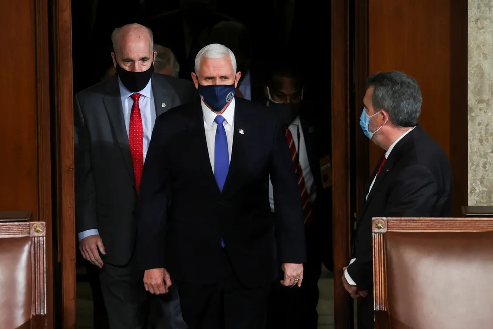 Visepresident Mike Pence på vei inn i Kongressen for å bekrefte formelt at Joe Biden er valgt til USAs neste president.