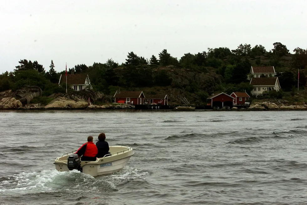 Vrakede fritidsbåter leveres stadig oftere inn til gjenvinning. Her en fullt brukbar båt i skjærgården utenfor Lillesand på Sørlandet.