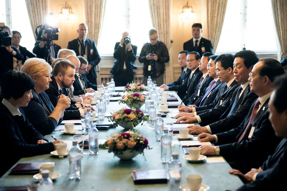 Statsminister Erna Solberg (fra venstre) og næringsminister Torbjørn Røe Isaksen møtte torsdag leder for Kinas Folkekongress, Li Zhanshu (nummer to fra høyre), i spissen for en tung næringslivsdelegasjon.