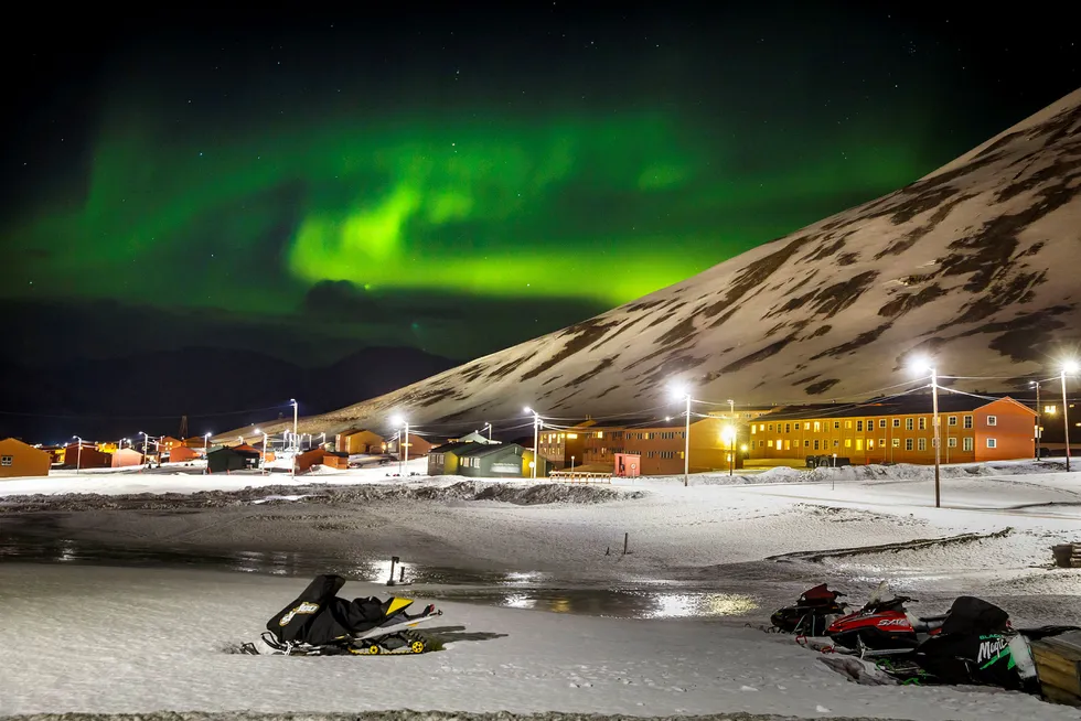 Svalbard risikerer enorm temperaturøkning neste 80 år hvis dagens klimautslipp fortsetter. Bildet viser Nordlys over Longyearbyen på Svalbard.