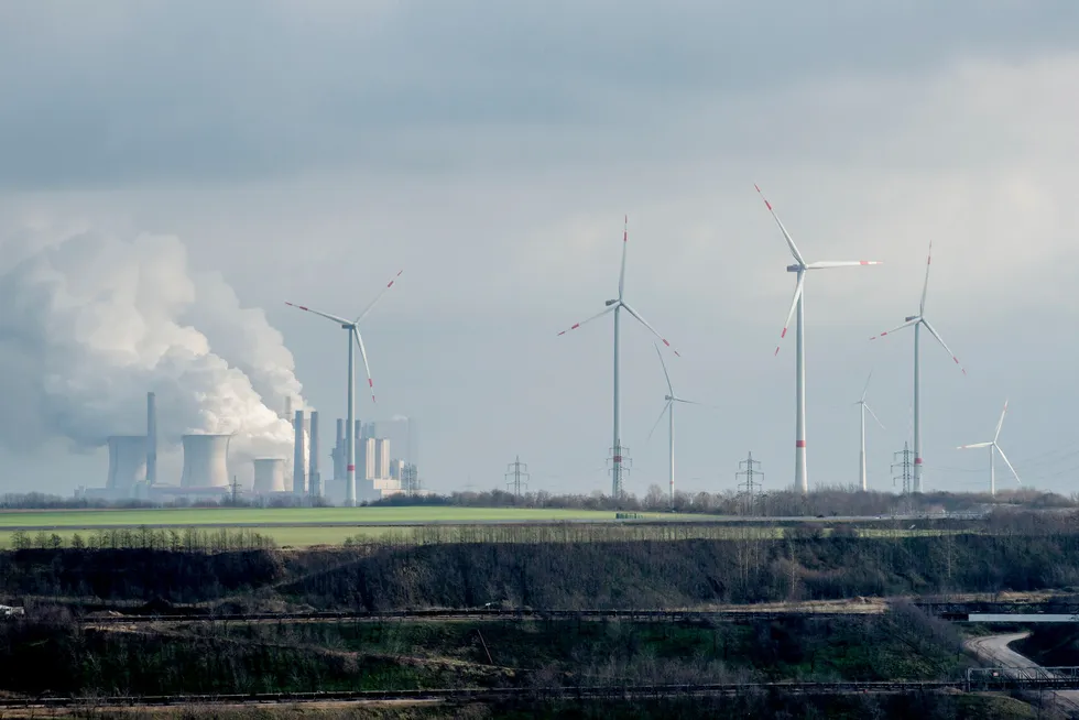 Tysk industri begynner å bekymre seg for strømforsyningen på grunn av utfasingen av kullkraft. Bildet viser brunkullgruven Tagebau Garzweiler i delstaten Nordrhein-Westfalen med vindmøller og kullkraftverk i bakgrunnen.