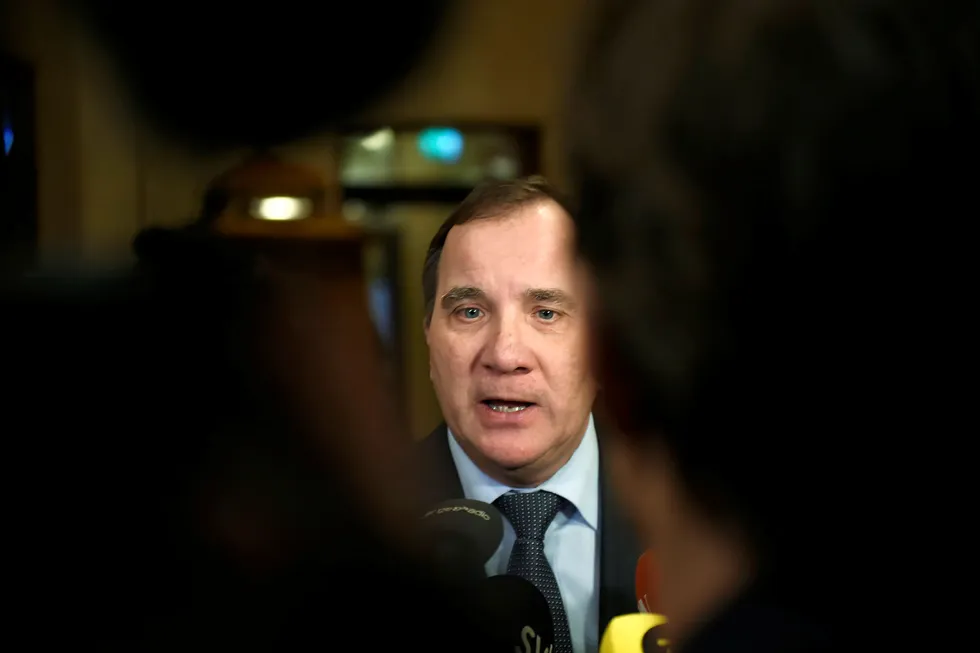 Statsminister Stefan Löfven fikk 48 timers utsatt frist for å komme til enighet med Vänsterpartiet. Fristen utløper onsdag.