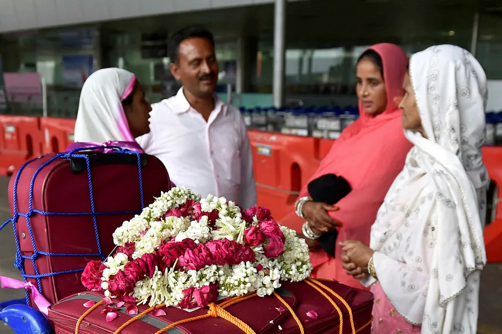 Indiske muslimer klare for å dra på pilegrimsreise til Mekka, venter sammen med sin bagasje på flyplassen i New Delhi. Uavhengig av kaste, klasse og religion; ingen inder vil sette seg i et fly uten å ledsages av minst to kistestore kofferter, skriver Asle Toje. Foto: Sajjad Hussain/AFP/NTB Scanpix