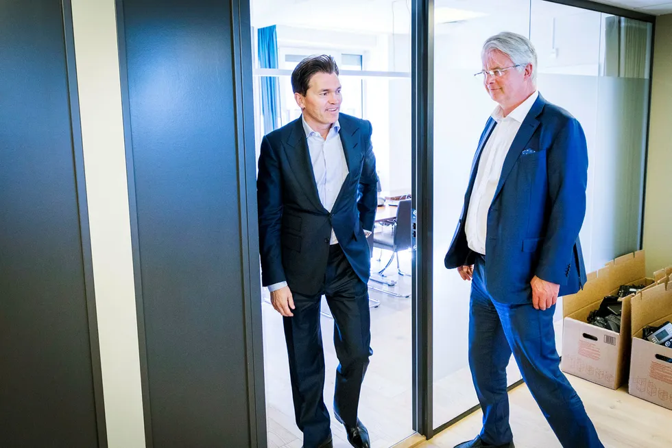 Investor Arne Fredly (til venstre) eier 26,89 prosent av aksjene i tankrederiet Hunter Group. Her er han sammen med selskapets styreleder Henrik Christiansen etter en generalforsamling i mai 2018.