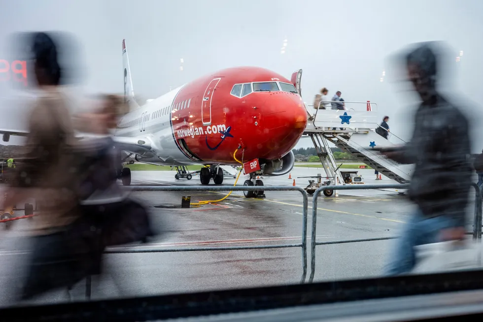 Norwegian-fly og passasjerer på Haugesund Lufthavn Karmøy.