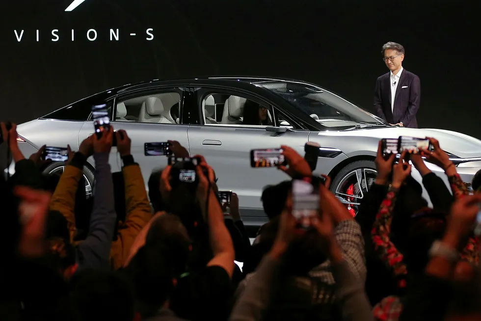 Sonys konsernsjef Kenichiro Yoshida lanserer selskapets elektriske bil Sony Vision-S i Las Vegas i USA.