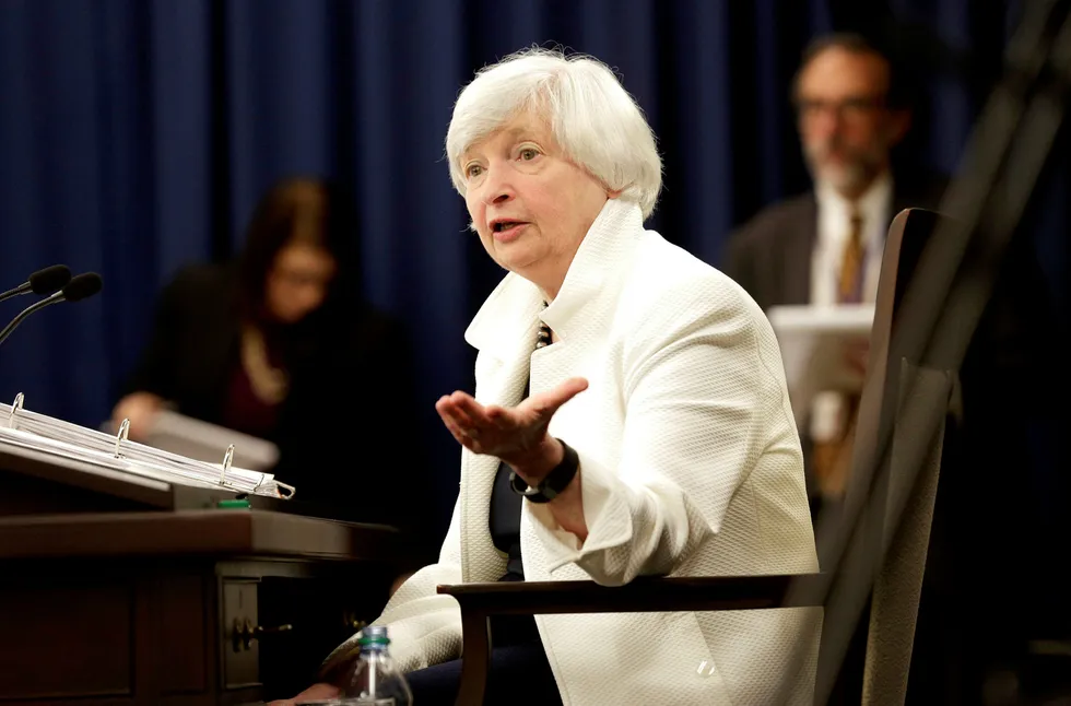 USAs tidligere sentralbanksjef Janet Yellen advarte mot økt risiko i kredittmarkedet på området lånefinansierte oppkjøp med høy gjeldsgrad.