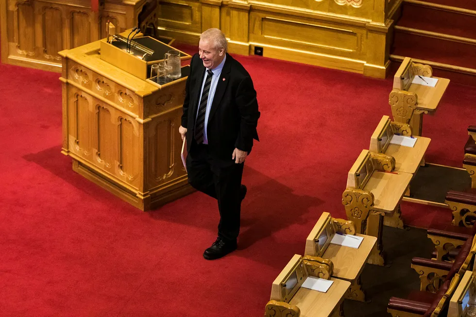 Landbruks- og matminister Bård Hoksrud (Frp) opplevde at ordene forsvant da han debuterte i Stortingets muntlige spørretime.