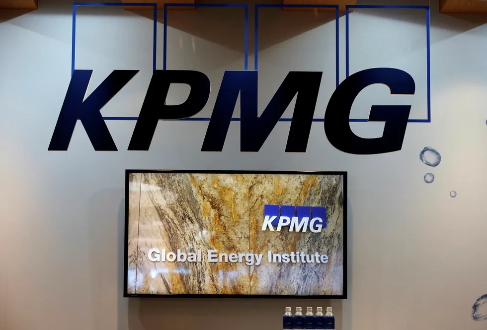 Arkivbilde av KPMGs logo. Selskapet har nylig sparket seks ansatte i forbindelse med lekkasjer knyttet til fremtidige revisjonsgranskninger.REUTERS/Toru Hanai Foto: TORU HANAI/Reuters/NTB Scanpix.