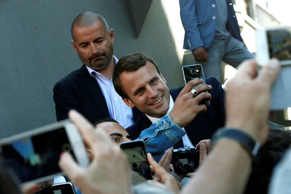 Frankrikes president Emmanuel Macron lar seg avbilde sammen med en tilhenger i Le Touquet øst i landet dagen før valget på ny nasjonalforsamling. Foto: Thibault Camus