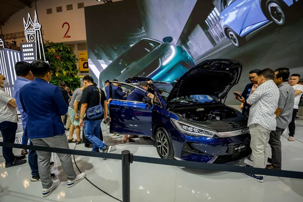 De kinesiske elbilprodusentene, ledet av BYD, sender Kina-børsene høyere.- BYD har steget med over seks prosent fredag formiddag. Selskapet ekspanderer til nye markeder, som her fra Gaikindo Indonesia International Auto Show 2024i sommer.