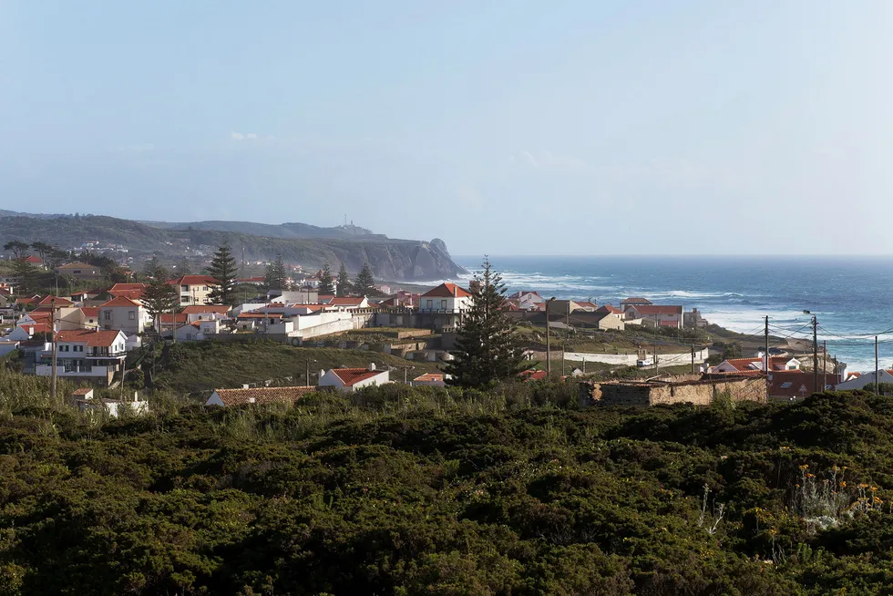 Colares er mer enn fine feriehus og lange sandstrender. Her rett nord for Lisboa kommer noen av Portugals mest sjeldne og unike rødviner i fra. Foto: Joao Neuman