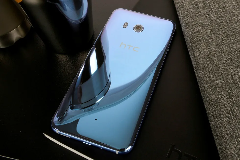 HTC U11 har et bakdeksel laget av flere lag glass som endrer farge når lyset brytes i glasset. Foto: HTC