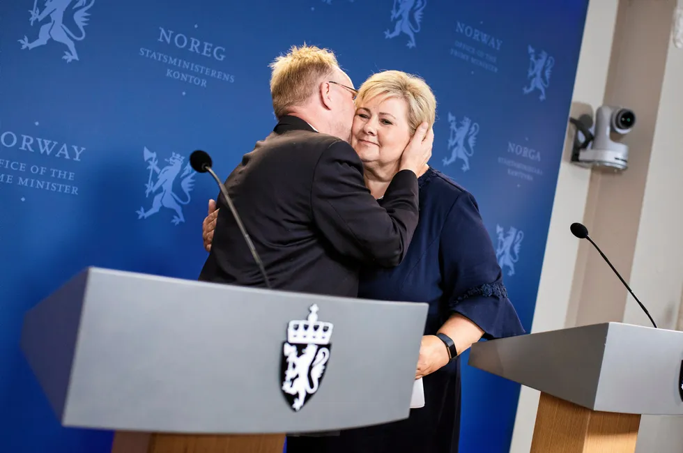 – Erna er stjerna og jeg tror hun er litt glad i meg også sier Per Sandberg. Bildet er fra 2018 da statsminister Erna Solberg og Per Sandberg holder pressekonferanse om fiskeriministerens avgang.