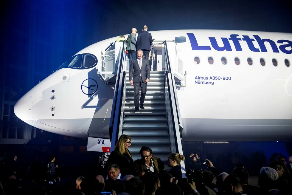 Lufthansas toppsjef Carsten Spohr feiret nylig mottagelse av det nye langdistanseflyet Airbus A350 i München. I fremtiden vil han legge mer av veksten til et nytt lavprisselskap, til sterke protester fra pilotene. Foto: Gunnar Lier