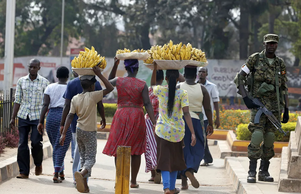 FILE PHOTO: Women carry baskets of banana as they walk past a military personnel patrolling in Kampala, Uganda February 19, 2016. REUTERS/James Akena/File Photo --- Foto: JAMES AKENA/Reuters/NTB scanpix