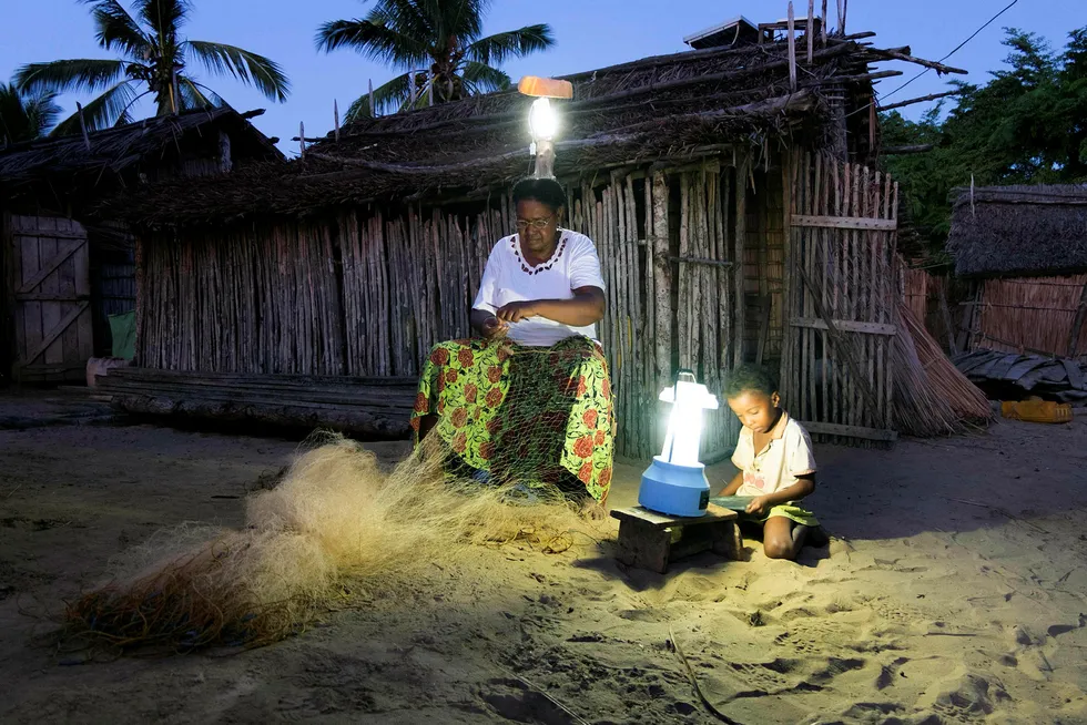 Ser vi på 2018 var det ikke et dårlig år. I gjennomsnitt fikk 295.000 mennesker hver dag over hele verden tilgang til moderne elektrisitet for første gang. Her har landsbyen Ambakivao i Madagascar har fått solcelledrevet strøm for første gang.