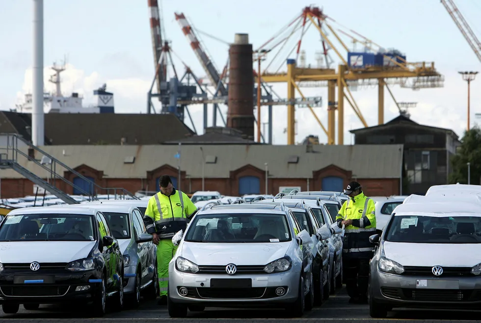 (FILES) This file photo taken on August 31, 2010 shows employees of German logistics company BLG Logistics Group AG controlling rows of German Volkswagen cars at the car terminal at the harbour of Bremerhaven, northern Germany. On February 09, 2017 Germany announced a record trade surplus, with exports of "Made in Germany" products at an unprecedented level. / AFP PHOTO / PATRIK STOLLARZ Foto: PATRIK STOLLARZ