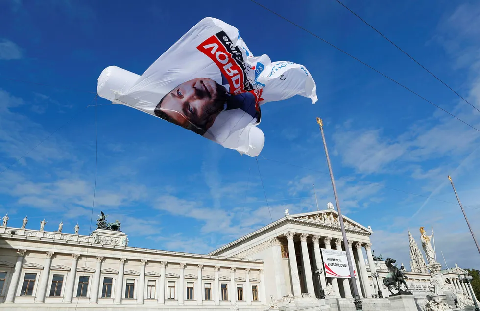 Da det høyrenasjonale Frihetspartiet fikk plass i regjeringen i Østerrike i 2000, svarte EU med politisk boikott av landet fordi det «legitimerer det ekstreme høyre i Europa». Foto: Heinz-Peter Bader/Reuters/NTB Scanpix