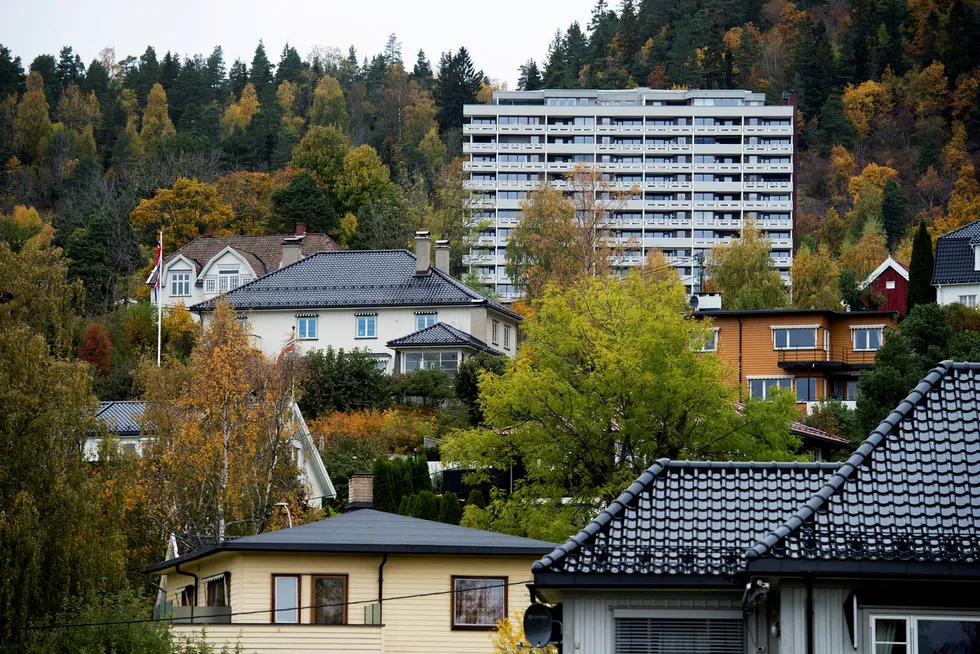 Både boligprisene og realprisen på bolig er lavere i dag enn i 2017, skriver Henning Lauridsen i innlegget.