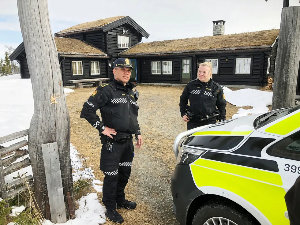 En lokal politipatrulje var en kort periode på plass på hytta til Tom Hagen på Kvitfjell i april.