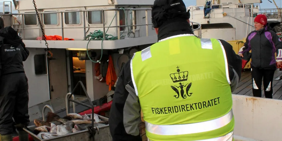 Fiskeridirektoratet kontrollerer landinger sammen med salgslagene og Kystvakten kontrollerer på sjøen. Ordningen med administrativ inndragning har fått flere tilbakeslag i det siste etter flere års saksbehandling.