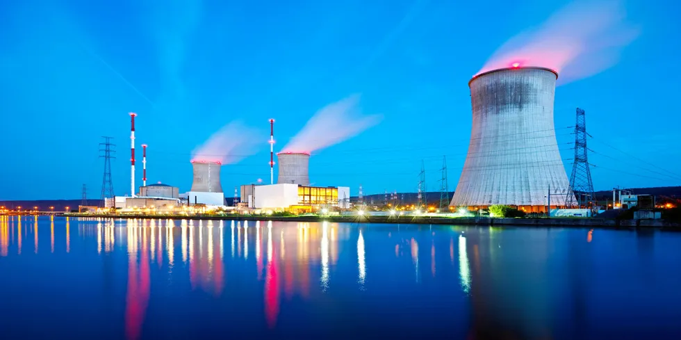 Den svenske regjeringen fjerner begrensingen på antall reaktorer, og åpner for at det kan bygges kjernekraftverk flere steder i landet.