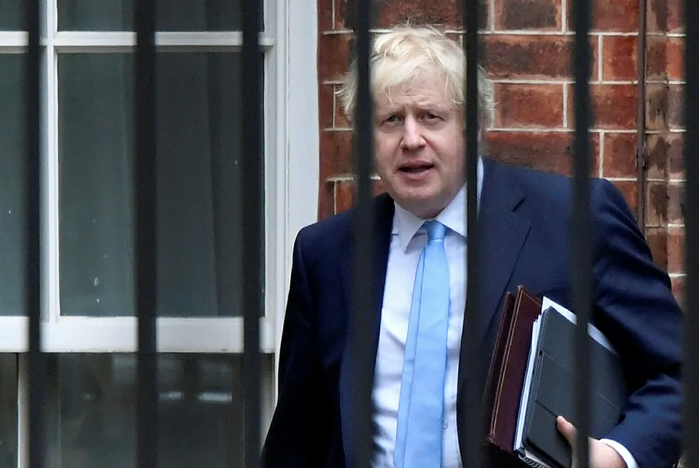 Britenes statsminister Boris Johnson vingeklippet og trenges opp i et hjørne av det nye flertallet i Underhuset.