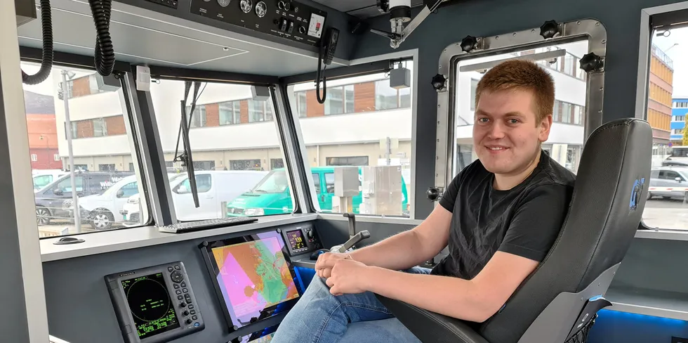 Skipper Dag Øyvind Ingilæ trives godt på skipperplassen om bord, og ser fram til å starte på et nytt driftsår.