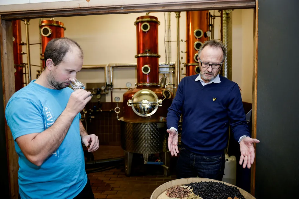 Odd Johan Nelvik (til høyre) og daglig leder Fabian Widmer viser frem noen av ingrediensene i suksessen Harahorn gin hos brennevinsprodusenten K G Puntervold i Grimstad. Foto: Jacob Buchard