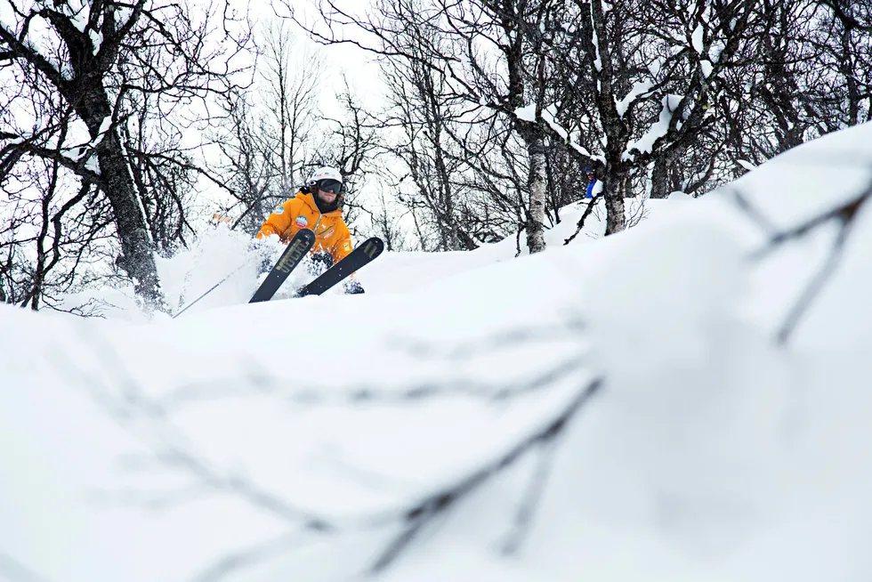 En skikjører koser seg i snøen i Raudalen ved Beitostølen.